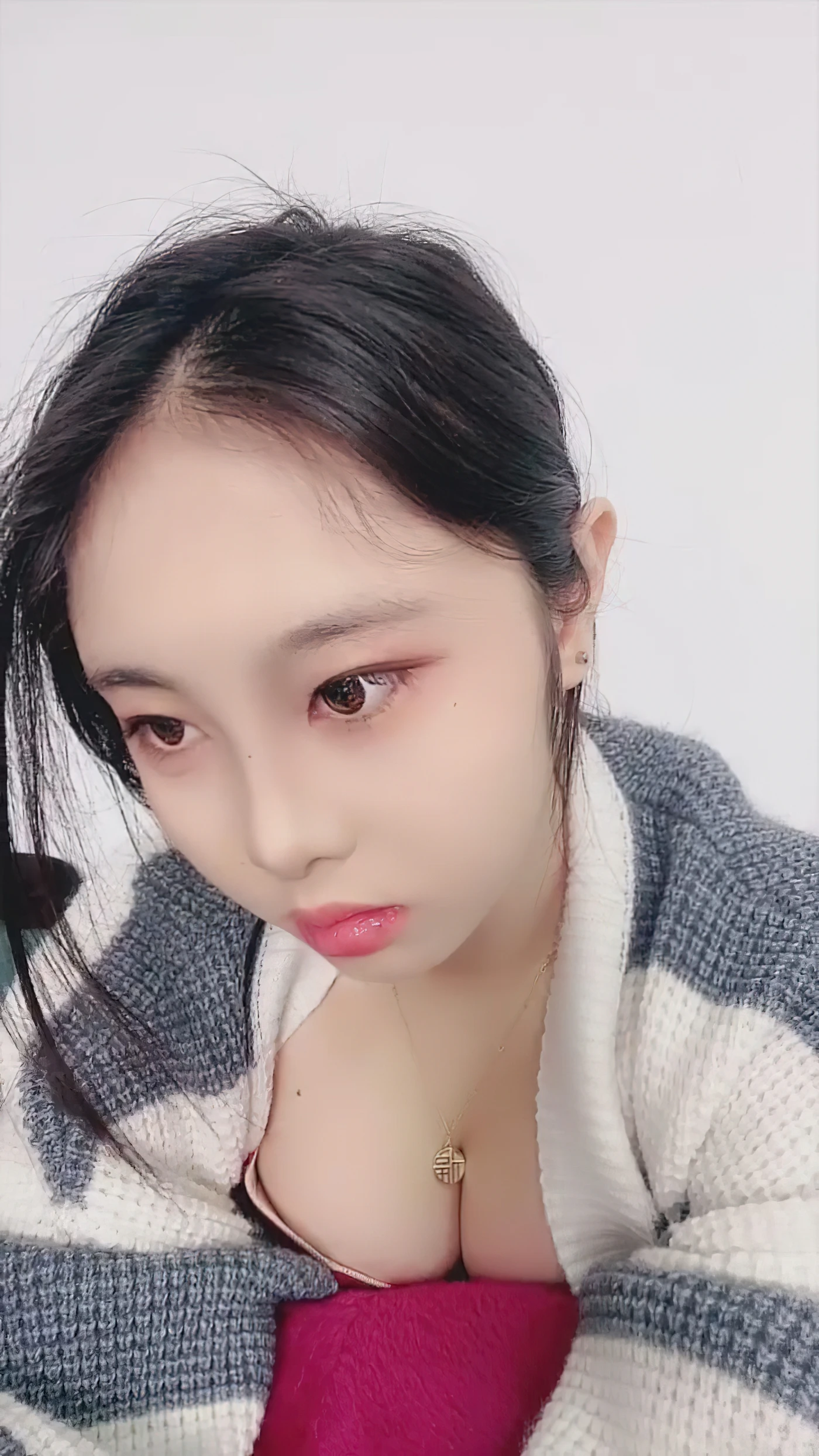 福利姬 NO.284 秦瑶 - 皮肤很白的学生妹大秀