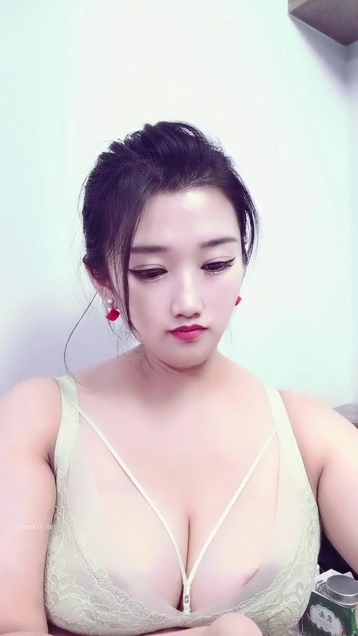 福利姬 NO.370 诗诗很大的 - 新人巨乳美少女下海